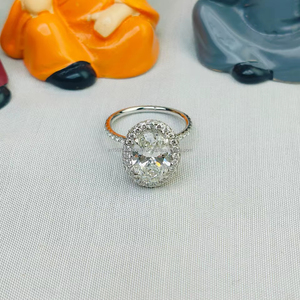 แหวนเพชรทรงรีประดับเพชรข้างในทองคำขาว ออกแบบมาเพื่อความสง่างามเหนือกาลเวลา ให้ประกายระยิบระยับ และหรูหราทันสมัยอย่างประณีต - Product Image 1