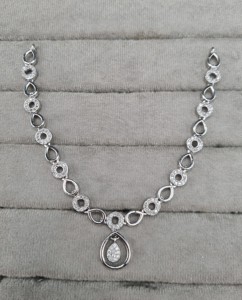 Parure de bijoux de soirée de luxe avec collier chaîne à cercles alternés et pendentif goutte d'eau pavé de diamants américains et boucles d'oreilles assorties - Product Image 3