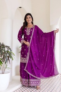 Conjunto de Kurti Sharara Étnico de 3 Piezas para Mujer al por Mayor con Trabajo de Espejos, Diseño de Seda y Chifón para Fiestas - Product Image 4