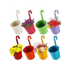 Pot de fleurs suspendu en métal jaune avec plante de fraise, design moderne pour une utilisation en intérieur et en extérieur, pot de fleurs suspendu - Product Image 4