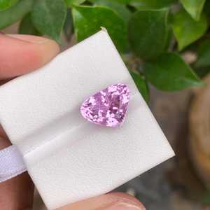 Pierre de Kunzite naturelle en forme de cœur, pierre précieuse rose facettée de qualité supérieure pour la fabrication de bijoux - Product Image 2
