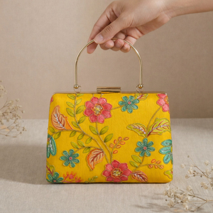 Bolso de Mano Bordado Floral Amarillo Mostaza con Lentejuelas y Trabajo de Hilo, Elegante Bolso de Noche para Mujer para Uso Festivo - Product Image 4