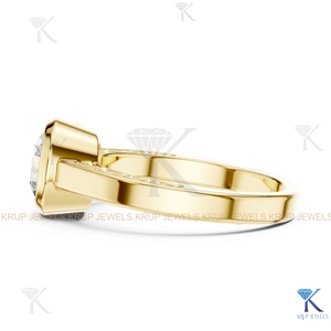 Bague de fiançailles et de mariage classique en or massif avec diamant de laboratoire personnalisé serti clos, certifiée IGI, bande gravée ronde - Product Image 2