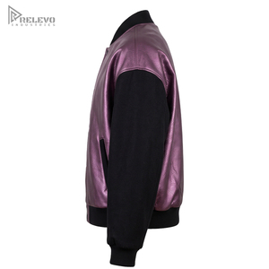 Veste universitaire en cuir violet métallisé personnalisée, unisexe, manches en laine noire texturée, veste bomber, conception personnalisée OEM/ODM - Product Image 2