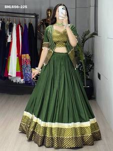 Fournisseur de tenues de festival de qualité supérieure en rayonne et coton avec travail de broderie Daaman en soie, ensemble Lehenga-Blouse & Koti, de Surat. - Product Image 5