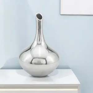 Florero de Metal de Diseño de Alta Gama, Florero de Metal Dorado Exclusivo para Interiores de Lujo, Zahid Exports - Product Image 1