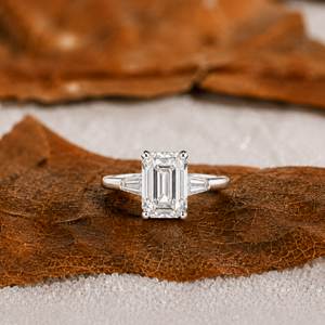 Bague de fiançailles de luxe en or 14 carats avec émeraude baguette de 4,00 carats cultivée en laboratoire, certifiée IGI D-VVS2, trois pierres - Product Image 1