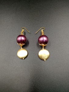 Boucles d'oreilles pendantes classiques plaquées or Amaira Jewels Ma-770, nœud papillon en perles d'imitation violettes, bijoux de mariage pour femmes - Product Image 1