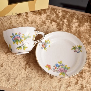 Ensemble tasse et soucoupe en porcelaine fine faits à la main, écologiques, pour le thé de l'après-midi - Product Image 6