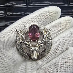 Broche Escocés Premium de Plata con Cabeza de Ciervo y Marco con Patrón de Cardo y Piedra de Cristal Púrpura para Uso Tradicional - Product Image 2
