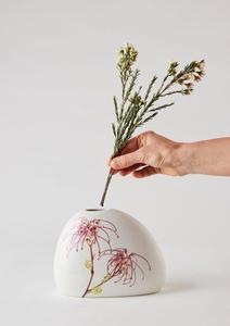 แจกันเซรามิกตกแต่งลายดอกไม้สไตล์ศิลปะ พร้อมดีไซน์โค้งมนที่เป็นเอกลักษณ์ ผิวสัมผัสนุ่มแบบด้าน และลวดลายดอกสีชมพู สำหรับตกแต่งภายในสไตล์โมเดิร์น - Product Image 4