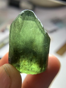 Lote de Cristales Verdes de Peridoto Rutilado Natural en Bruto con Inclusiones Rutiladas Raras, Calidad de Corte para Facetado - Product Image 4