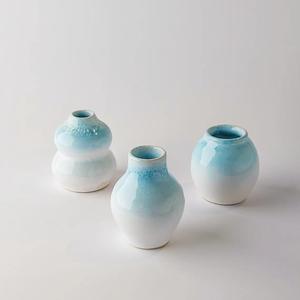 แจกันดอกไม้เซรามิกสไตล์มินิมอลเคลือบสีฟ้าไล่เฉดแบบนุ่มนวล รูปทรงศิลปะขนาดกะทัดรัด เหมาะสำหรับตกแต่งชั้นวางของและโต๊ะทำงานสไตล์โมเดิร์น - Product Image 5