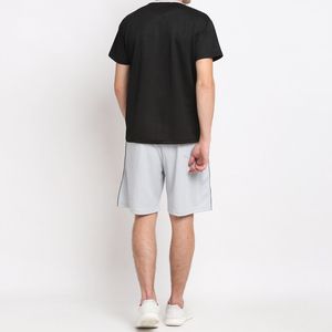 Ensemble deux pièces d'été personnalisé pour homme avec t-shirt à manches courtes en coton uni et short en tissu respirant, parfait pour un usage quotidien - Product Image 3
