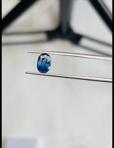 Zafiro Azul Natural con Corte Ovalado Certificado por IGI, 1.35 CTS, Color Azul Intenso Premium, Claridad Excelente, Gema de Colección de Calidad Fina - Product Image 1