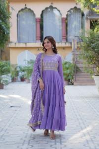Traje Anarkali Moderno de Georgette Lavanda, Largo hasta el Suelo, con Bordado y Lentejuelas, de Secado Rápido, para Bodas/Fiestas - Product Image 2