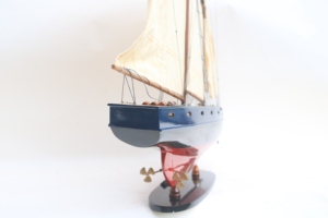 Modèle de voilier en bois peint à la main Bluenose II - Yacht canadien - Cadeau d'affaires et décoration intérieure haut de gamme Feng Shui - Product Image 3