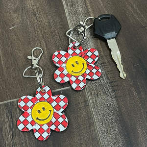 Porte-clés en cuir à carreaux motif Smiley tendance, collection Mars 2026, vente en gros, fait main, en cuir véritable, breloque de sac en forme de fleur - Product Image 4