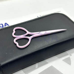 Ciseaux à broder avec manche en forme de cœur, en acier inoxydable avec revêtement rose clair, bords dentelés et lisses pour tissu et papier - Product Image 6