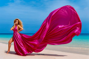 Vestido de satén de seda magenta elegante con cuello halter, lujoso y de color rosa intenso, ideal para sesiones de fotos en la playa y ropa de vacaciones premium. - Product Image 4
