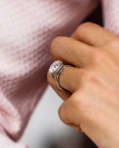 Anillo con Halo Oculto de Diamante Cultivado en Laboratorio de 2.51CT, Corte Redondo, para Mujer, Oro Blanco de 14K, Ideal para Regalo de Compromiso o para Enamorados - Product Image 4