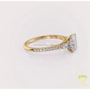Anillo de compromiso de tres piedras con diamante cultivado en laboratorio de corte cojín en oro amarillo de 14K con piedras laterales de baguette cónicas y pavé para boda - Product Image 2