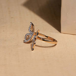 Elegante Anillo de Diamantes con Forma de Mariposa en Acabado Dorado – Diseño Abierto Delicado, Piedras Brillantes, Joyería Ajustable - Product Image 2