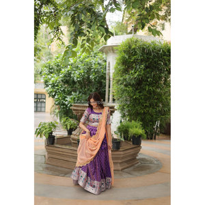 Découvrez l'attrait tendance du Lehenga Choli Fabzone India Cosmos Jequard en soie russe brodée avec un dupatta. Découvrez la fusion parfaite - Product Image 2