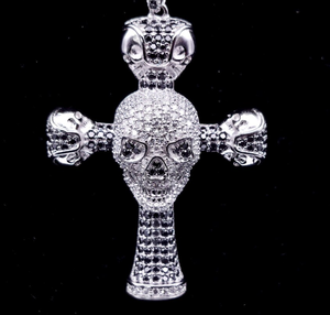 Collier pendentif croix tête de mort couleur argent avec strass incrustés, bijou tendance pour le streetwear - Product Image 1