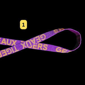 สายกระเป๋าผู้หญิง คุณภาพส่งออก 100% ประดับลูกปัด ปักลายตัวอักษรสีแดงขาว ผ้าซาตินบุผ้าฝ้าย สำหรับสาวๆ ผู้หญิง ผลิตในอินเดีย - Product Image 1