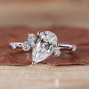 Bague de Fiançailles en Moissanite Taille Poire avec Sertissage à Griffes, Grappe Florale Minimaliste, Bague de Mariage Plaqué Or, Bague de Promesse - Product Image 4
