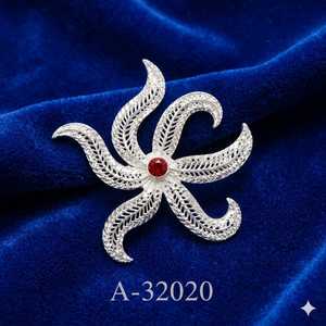 Broche Fleur Dorée MOLL JEWELLERS avec Pierre Zircon Rouge, Bijou Vintage en Alliage Plaqué Or pour Femme, Certifié par un tiers, Cadeau Tendance - Product Image 3