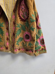 เสื้อแจ็คเก็ตกำมะหยี่สีน้ำตาลอูฐสำหรับผู้หญิง งานฝีมือปักลายดอกไม้เพสลีย์ สไตล์โบโฮ ดีไซน์เนอร์ เสื้อคลุมสไตล์ชาติพันธุ์ ขายส่ง ผู้ส่งออก - Product Image 3