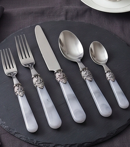 Ensemble de couverts de luxe moderne avec manches en acier inoxydable miroir et en résine, parfait pour les mariages, les dîners et les tables élégantes - Product Image 1