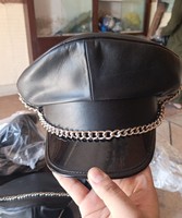 Chapeau de capitaine en cuir véritable noir HMB-901I avec chaîne décorative pour unisexe, idéal pour les fêtes, toutes saisons