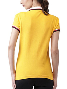 Camiseta polo ajustada para mujer, tela suave y elástica, mangas cortas, cuello elegante, ideal para uso casual, profesional o semi-formal. - Product Image 3