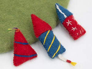 Decoración de petardos de fieltro hecha a mano para el 4 de julio, adorno colgante de comercio justo para el Día de la Independencia - Product Image 2