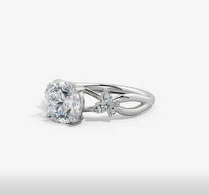 Anillo de compromiso Bardot con pavé de diamantes cultivados en laboratorio de corte redondo de 2.15 quilates y nueve diamantes en oro blanco de 14 quilates - Product Image 4