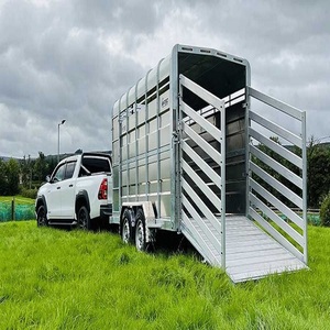 Remolque moderno para ganado, para un transporte seguro de animales de granja, con chasis resistente, laterales ventilados, puertas seguras y prácticas. - Product Image 1