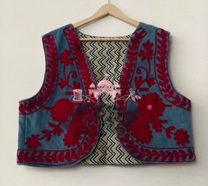 เสื้อกั๊กโคติผ้ากำมะหยี่คอตตอนทำมือแบบสองด้านสำหรับผู้หญิง เสื้อกั๊กแบบดั้งเดิมของราชสถาน ปักลายดอกไม้ สำหรับฤดูหนาว - Product Image 1
