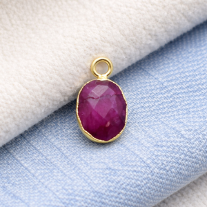 Charme en rubis rouge facetté |   Pendentif ovale 8x10mm |   Pendentif en or plaqué - Product Image 1