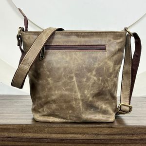 Sac à bandoulière de créateur en cuir véritable croustillant très vendu sac à main vintage élégant et tendance en cuir vente en gros - Product Image 5