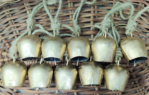 Campanas de metal redondas hechas a mano de estilo vintage moderno, rústicas, de estaño, con cuerda de yute, estilo antiguo, para decoración festiva navideña - Product Image 6