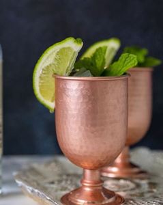 Verres en cuivre pour la décoration intérieure, élégants gobelets en métal pour l'eau, les jus et les cocktails, durables et réutilisables. - Product Image 3