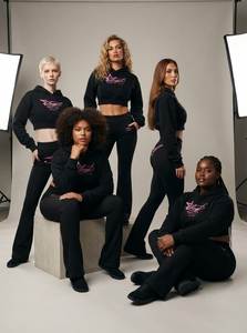 Ensemble sweat à capuche court noir et leggings taille haute pour femme, grande taille, pantalon évasé long uni à taille élastique - Product Image 4