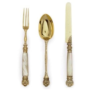 Vaisselle royale antique en or et argent avec poignées perlées - Ensemble de 3 couverts décoratifs en filigrane : Vaisselle de table baroque ornée pour les repas - Product Image 1
