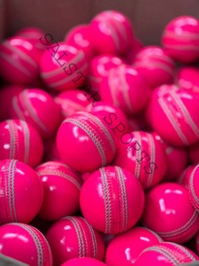 Ballon de cricket de qualité supérieure, cousu à la main, en cuir de première qualité, deux pièces, taille adulte, 156 g, rose, pour l'entraînement, logo personnalisé - Product Image 2