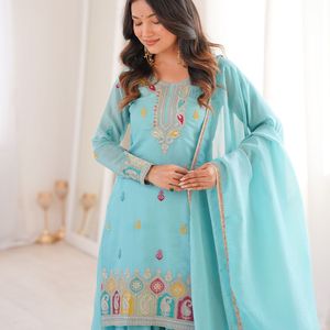 Conjunto de traje de tres piezas para mujer, compuesto por una kurta de seda bordada con textura gruesa y texturizada, un palazzo completamente acampanado y una dupatta de encaje elegante. - Product Image 2