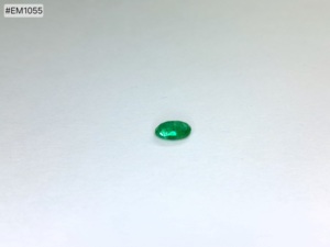 Esmeralda Zambiana de Forma Ovalada de 0.69ct, Gema Suelta Premium, Tono de Color Suave, Acabado Superior para Colecciones de Joyería Ligera - Product Image 3