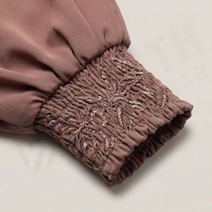 ชุดกิโมโนแบบ OEM ปี 2025 เสื้อคลุมอาบายะ ผ้าโพลีเอสเตอร์เนื้อนุ่ม ยืดหยุ่นสูง หนาขึ้น สำหรับผู้หญิงมุสลิม คอวี แขนยาว เหมาะสำหรับงานปาร์ตี้ รอมฎอน งานแต่งงาน - Product Image 5